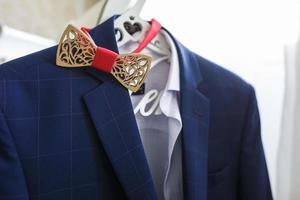 gravata borboleta de madeira na jaqueta azul foto