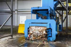 moderna usina de processamento de reciclagem de resíduos. coleta de lixo separada. reciclagem e armazenamento de resíduos para posterior eliminação. foto