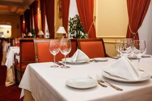 mesa de banquete com aparelhos em um restaurante de luxo de elite foto