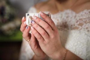 menina jovem noiva segurando uma xícara de café quente ou chá nas mãos para se aquecer foto