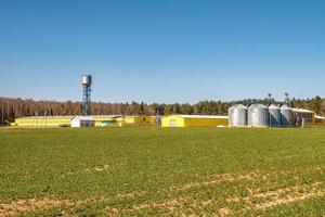 planta de agroprocessamento para processamento e silos para secagem, limpeza e armazenamento de produtos agrícolas, farinhas, cereais e grãos. granja de aves foto