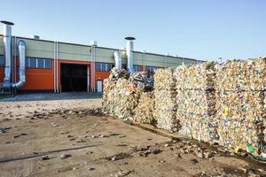 fardos de plástico na planta de processamento de resíduos. coleta de lixo separada. reciclagem e armazenamento de resíduos para posterior eliminação. empresa de triagem e tratamento de resíduos. foto