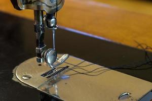 mecanismo de trabalho da máquina de costura vintage. agulha e linha foto
