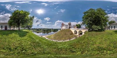 panorama hdri esférico completo sem costura 360 promenade com vista para a cidade velha e edifícios históricos do castelo medieval perto do rio largo na montanha em projeção equirretangular, conteúdo vr ar foto