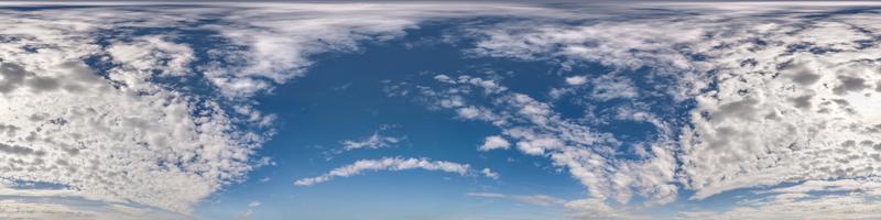 céu azul com belas nuvens. panorama hdri sem costura visão de ângulo de 360 graus com zênite para uso em gráficos 3D ou desenvolvimento de jogos como cúpula do céu ou editar tiro de drone foto