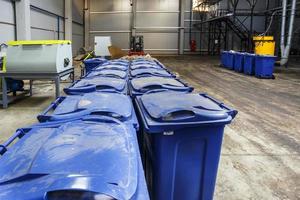coleta de lixo separada. equipamento para prensagem de materiais de triagem de detritos para serem processados em uma moderna usina de reciclagem de resíduos. foto