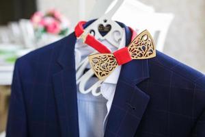 gravata borboleta de madeira na jaqueta azul foto