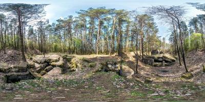 panorama esférico completo sem costura visão de ângulo de 360 graus arruinada fortaleza militar abandonada da primeira guerra mundial na floresta de pinheiros em projeção equirretangular, conteúdo vr ar foto