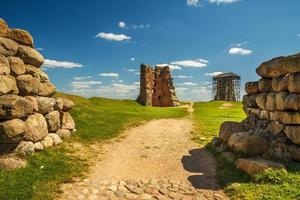 portão quebrado para ruínas de um antigo castelo medieval abandonado cavaleiro do Grão-Ducado da Lituânia, o maior estado da Europa com caminho de cascalho em dia ensolarado de verão foto