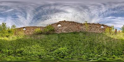 panorama hdri sem costura completo vista de ângulo de 360 graus perto das paredes do prédio de pedra arruinado abandonado em projeção equirretangular. conteúdo vr foto