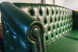 fundo de couro estilo chester para móveis sofá cor verde com. Estofamento de couro genuíno marfim inglês para interior de loft de elite foto