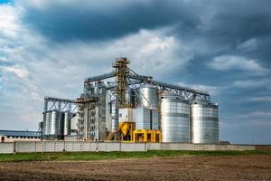 planta de agroprocessamento e fabricação para processamento e silos de prata para secagem, limpeza e armazenamento de produtos agrícolas, farinhas, cereais e grãos. elevador do celeiro foto