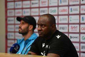 kallang-singapore-14jul2022-patrick vieira gerente da conferência de imprensa do palácio de cristal antes do treino no estádio nacional, singapura foto