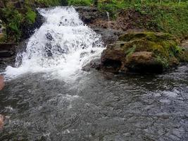 rio espumante em vista de rocha bela natureza foto