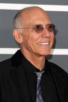 los angeles, 10 de fevereiro - larry carlton chega ao 55º Grammy anual no centro de grampos em 10 de fevereiro de 2013 em los angeles, ca foto