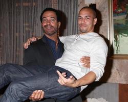 los angeles, 25 de março - kristoff st john, bryton james no bolo de aniversário de 41 anos jovem e inquieto na cbs television city em 25 de março de 2014 em los angeles, ca foto