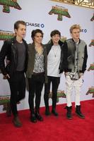 los angeles, 16 de janeiro - the vamps at the kung fu panda 3 premiere no tcl chinese theatre em 16 de janeiro de 2016 em los angeles, ca foto