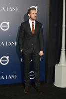 los angeles, 6 de dezembro - ryan gosling na estreia mundial de la la land no village theatre em 6 de dezembro de 2016 em westwood, ca foto