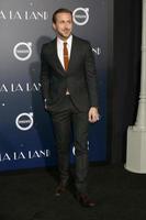 los angeles, 6 de dezembro - ryan gosling na estreia mundial de la la land no village theatre em 6 de dezembro de 2016 em westwood, ca foto