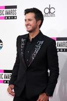 los angeles, 24 de novembro - luke bryan no 2013 american music awards chegadas no nokia theatre em 24 de novembro de 2013 em los angeles, ca foto