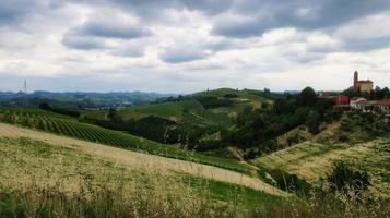 a pequena igreja nas colinas dos vinhedos em monta d'alba, na langhe piemontesa no verão de 2022 foto