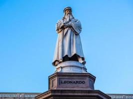 hdr leonardo da vinci monumento em milão foto