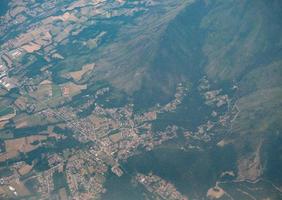 vista aérea da cidade e das montanhas foto