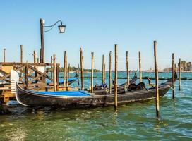 barco a remo de gôndola hdr em veneza foto