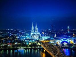 hdr vista aérea noturna da catedral de são pedro e hohenzollern bri foto