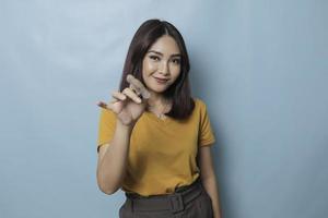 retrato de uma jovem bela mulher asiática fazendo sua maquiagem foto