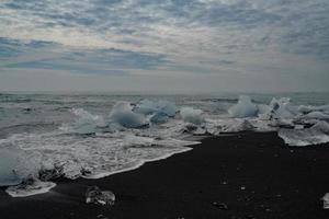 icebergs de gelo na areia foto