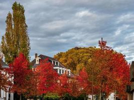 cores do outono na cidade de estrasburgo. amarelo, vermelho, laranja foto