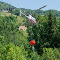 bergamo itália julho 2022 helicóptero usado para transportar água para apagar incêndios foto