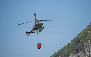 bergamo itália julho 2022 helicóptero usado para transportar água para apagar incêndios foto