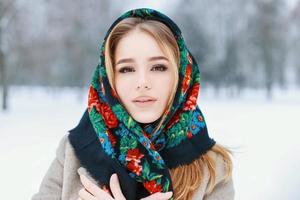 retrato de uma mulher russa em um dia de inverno nevado. foto
