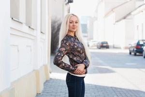 retrato de uma linda garota com uma jaqueta de couro na rua. foto