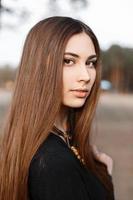 retrato de close-up de uma linda jovem em um dia ensolarado. foto