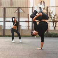 a jovem dançarina de pé em sua mão. dançando hip hop com uma linda garota. foto