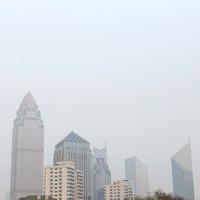 cidade moderna, arranha-céus chineses em um fundo de poluição ambiental foto