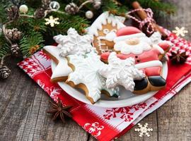 biscoitos de natal e árvore de natal foto