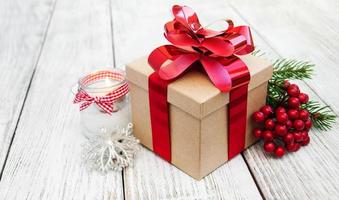 caixa de presente de natal e decorações foto