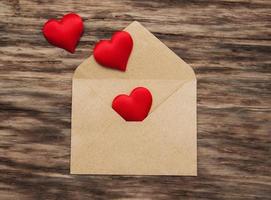 envelope com corações de tecido vermelho foto