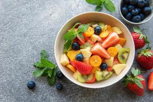 salada de frutas frescas saudável em uma tigela foto