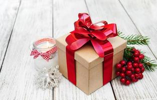 caixa de presente de natal e decorações foto