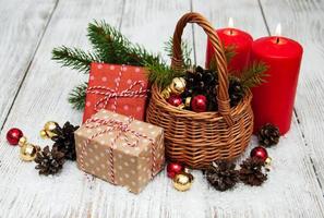 caixas de presente de natal e galho de árvore do abeto na cesta foto