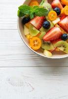 salada de frutas frescas saudável em uma tigela foto