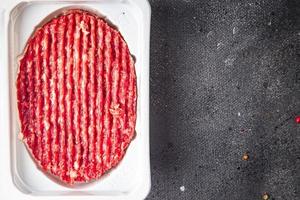 hambúrguer de costeleta de carne crua prato fresco refeição saudável comida lanche na mesa cópia espaço fundo de comida foto