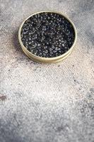 caviar esturjão preto peixe beluga, esturjão estrelado fresco refeição saudável lanche na mesa cópia espaço fundo de comida foto