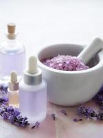 aromaterapia lavanda sal de banho e óleo de massagem foto