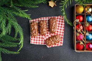 natal biscoitos de chocolate nozes, frutas secas ano novo doce sobremesa casa férias atmosfera refeição comida lanche na mesa cópia espaço comida fundo rústico vista superior foto